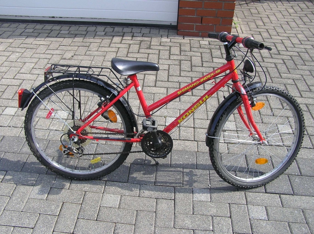 Rotes Kinderfahrrad