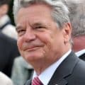 „2012-06-05 Bundespraesident Joachim Gauck Berlin“ von EnergieAgentur.NRW - http://www.flickr.com/photos/energieagentur-nrw/7344500700/. Lizenziert unter CC BY 2.0 über Wikimedia Commons - http://commons.wikimedia.org/wiki/File:2012-06-05_Bundespraesident_Joachim_Gauck_Berlin.jpg#mediaviewer/File:2012-06-05_Bundespraesident_Joachim_Gauck_Berlin.jpg