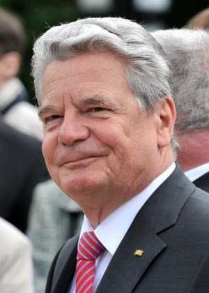 „2012-06-05 Bundespraesident Joachim Gauck Berlin“ von EnergieAgentur.NRW - http://www.flickr.com/photos/energieagentur-nrw/7344500700/. Lizenziert unter CC BY 2.0 über Wikimedia Commons - http://commons.wikimedia.org/wiki/File:2012-06-05_Bundespraesident_Joachim_Gauck_Berlin.jpg#mediaviewer/File:2012-06-05_Bundespraesident_Joachim_Gauck_Berlin.jpg