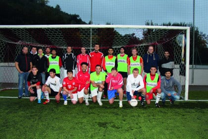 Tus Müschede 07 leistet Integrationsarbeit (Foto der Mannschaft mit 3 Flüchtlingen im Training)