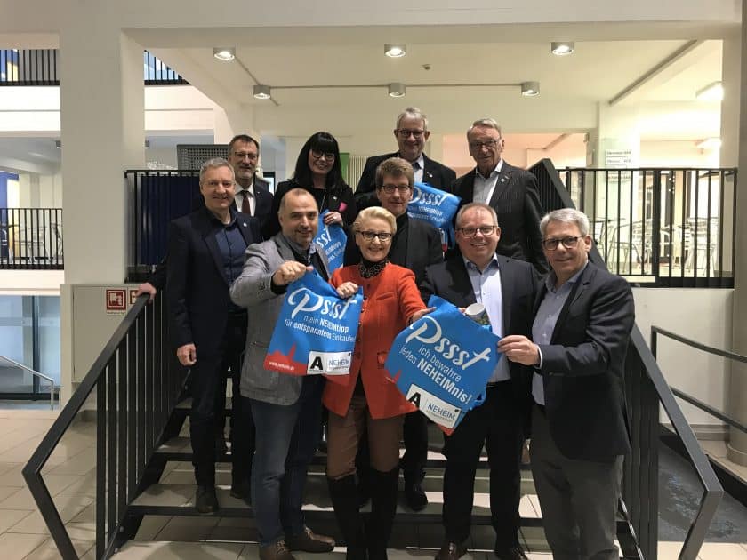  Bürgermeister Ralf Paul Bittner (vorne l.), IHK-Hauptgeschäftsführerin Dr. Ilona Lange (2. vorne l.) und der 1. Vorsitzende des Vereins Aktives Neheim Herbert Scheidt (vorne r.) stellen die Studie Vitale Innenstädte vor. (Foto: Thomas Becker, IHK)