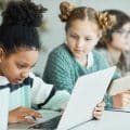 Kinder vorm Laptop