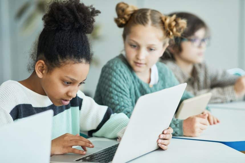 Kinder vorm Laptop