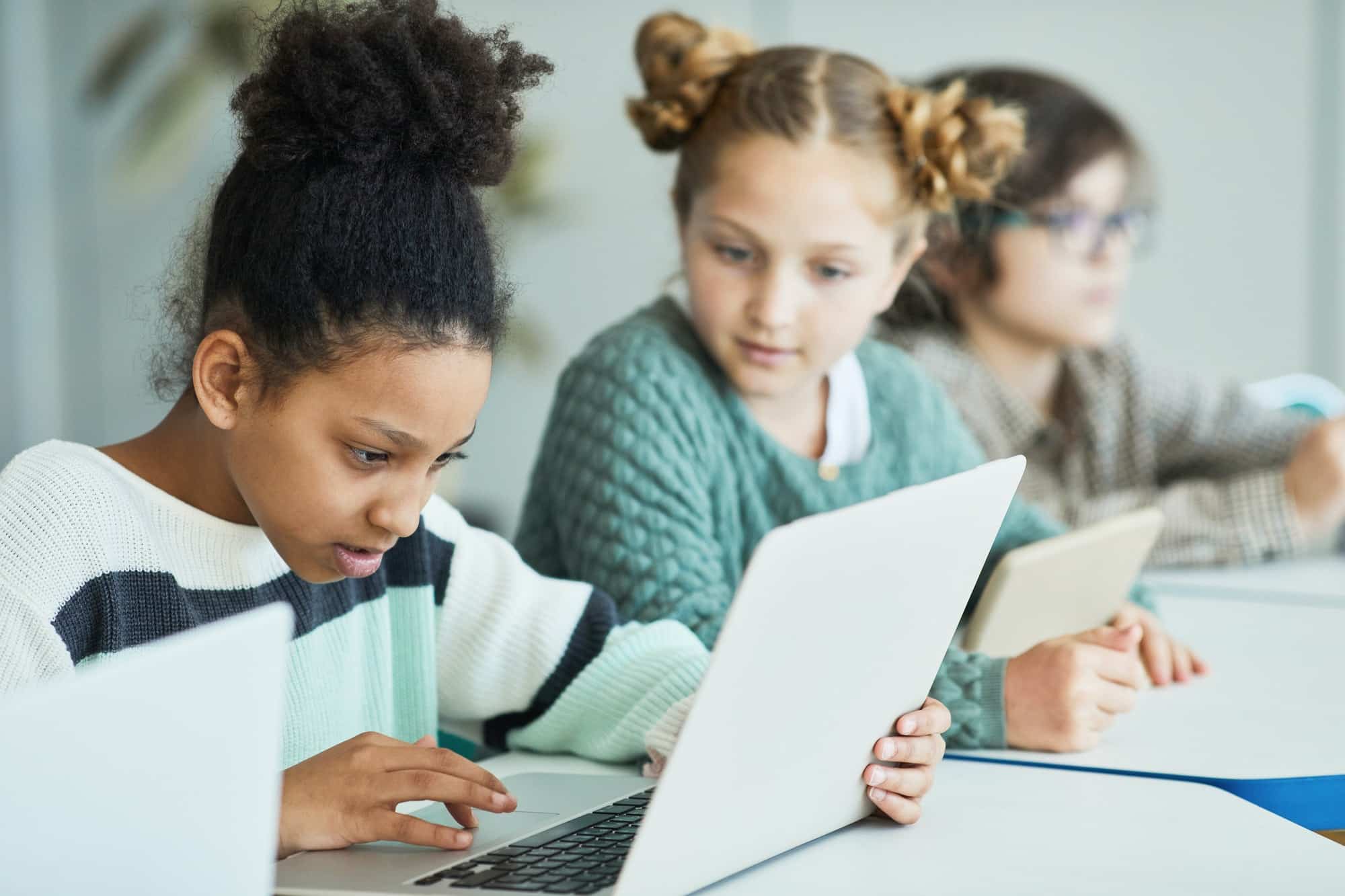 Kinder vorm Laptop