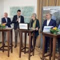 v.l.n.r.: Balves Bürgermeister Hubertus Mühling, Neuenrades Bürgermeister Antonius Wiesemann, der Stellv. Bürgermeister aus Sundern Lars Dünnebacke, Prof. Dr. Ursula Stein vom Frankfurter Büro Stein, Arnsbergs Bürgermeister Ralf Paul Bittner und Thomas Gemke, Vorsitzender LEADERsein-Verein.