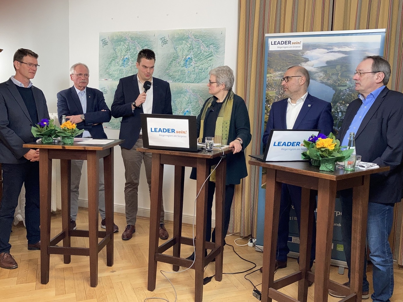 v.l.n.r.: Balves Bürgermeister Hubertus Mühling, Neuenrades Bürgermeister Antonius Wiesemann, der Stellv. Bürgermeister aus Sundern Lars Dünnebacke, Prof. Dr. Ursula Stein vom Frankfurter Büro Stein, Arnsbergs Bürgermeister Ralf Paul Bittner und Thomas Gemke, Vorsitzender LEADERsein-Verein.