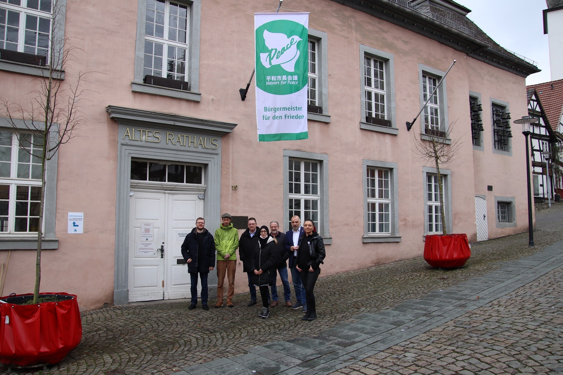 Arnsberg zeigt Flagge für Frieden in Europa