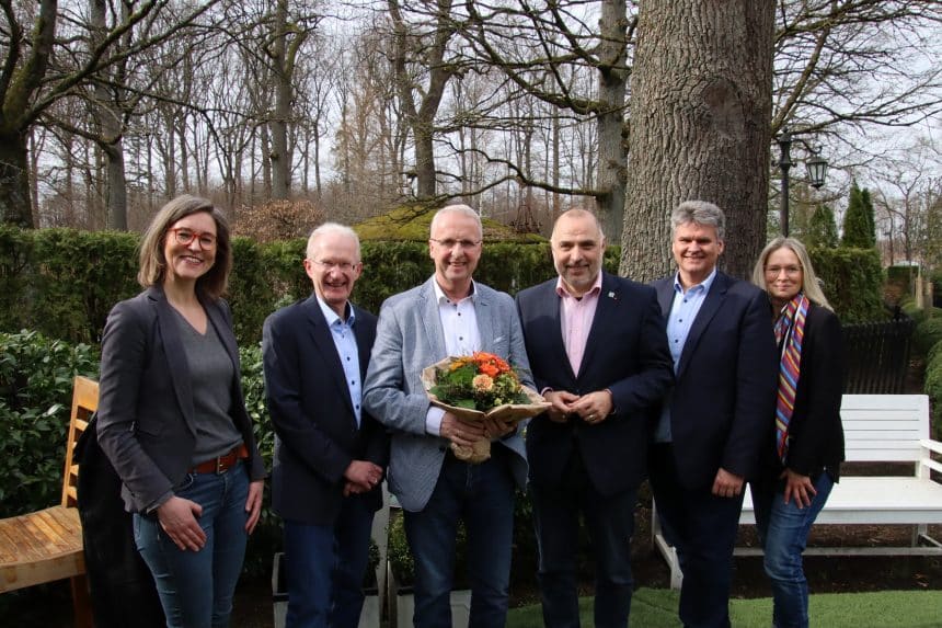 ((v.l.n.r): Esther von Kuczkwoski (Chief Digital Officer und erweiterter Verwaltungsvorstand), Jörg Freitag (Leiter Stadtwerke Arnsberg), Peter Bannes, Bürgermeister Ralf Paul Bittner, Rainer Schäferhoff (Fachbereichsleiter Finanzdienste und zukünftiger Stadtkämmerer) und Kirsten Heckmann (Leiterin Fachbereich Bürgermeisteramt) haben sich im kleinen Rahmen nach vielen Jahren vertrauensvoller Zusammenarbeit verabschiedet.)