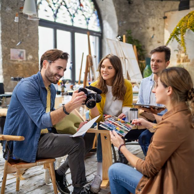Diskutierende Kulturschaffende auf einem Workshop