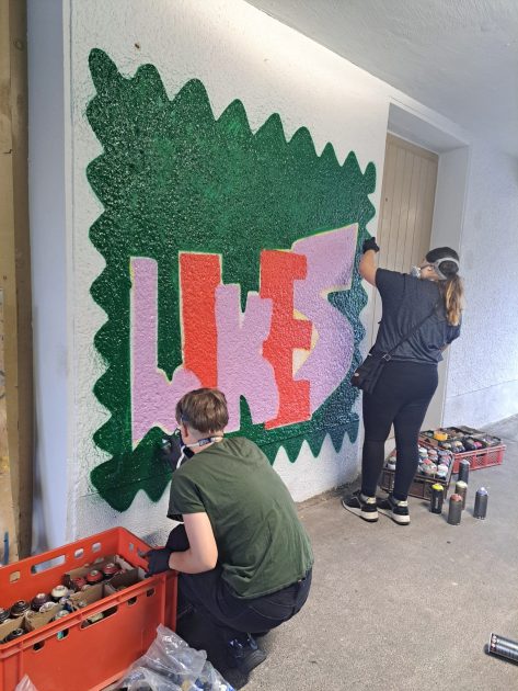 Bunte Kunstwerke verschönern einige Wände der Caritas-Schule Mariannhill.