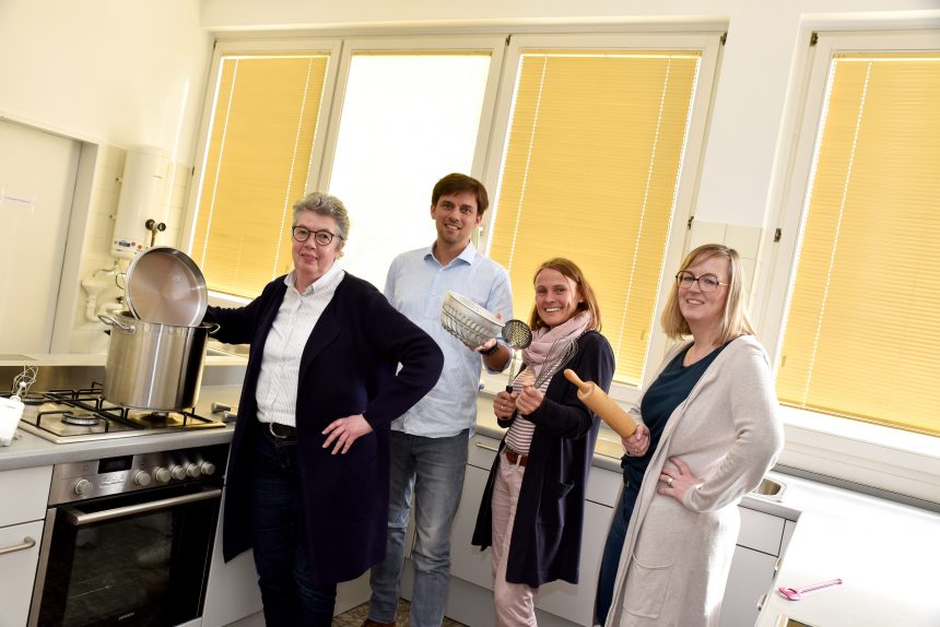 In der Küche des Begegnungszentrums „Anton-Schwede-Haus“ startete am 4. Juni 2024 das neue Projekt „Gaumenschmaus – Gemeinsam schmeckt´s besser“. Susanne Wiemer, Martin Polenz und Sylvia Mersmann von der Fachstelle Zukunft Alter der Stadt Arnsberg sowie Gemeindeassistentin Henrike Buschulte (v.li.) freuen sich auf weitere Termine.