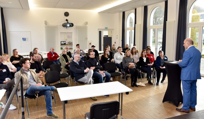 Bürgermeister Ralf Paul Bittner begrüßt die Teilnehmenden des 3. Bürger:innenrates, die sich Ende November 2024 zur Beratungen im Bürgerzentrum Bahnhof Arnsberg getroffen hatten.