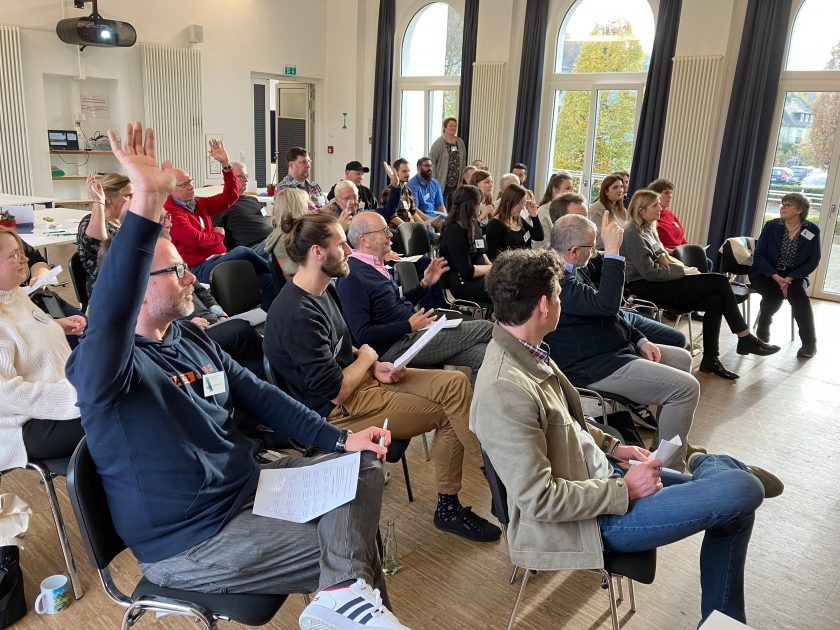 Einmischen und Mitreden – Teilnehmende des Bürger:innenrates entwickelten im Rahmen des Beteiligungsformates praktische Handlungsansätze für ein demokratisches Miteinander.

