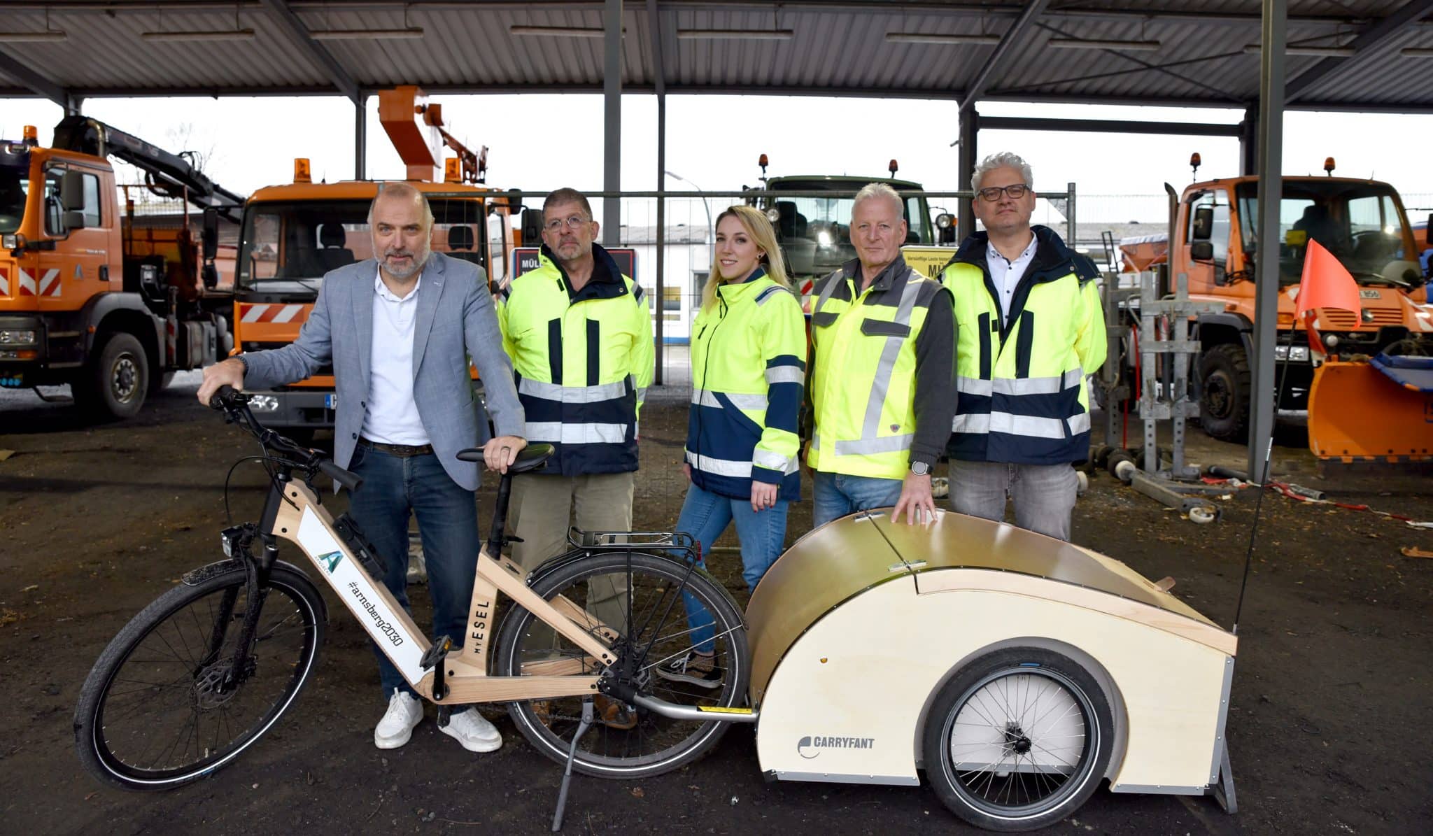 v.l.: Bürgermeister Ralf Paul Bittner, Ralf Schmidt (Leiter Grünflächen), Lea Weber (Abfallberaterin), Karl Sold (Leiter Abfallwirtschaft) und Marco Van Putten (Leiter Technische Dienste Arnsberg) stellen das Konzept "Masterplan Sauberkeit" vor.