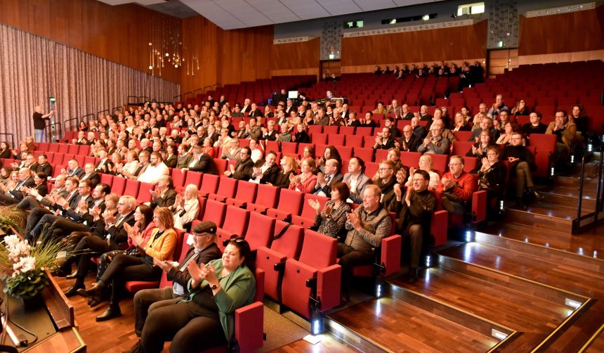 Mehr als 250 Gäste aus der Stadt Arnsberg sowie der Region wohnten dem Jahresempfang der Stadt Arnsberg im Sauerland-Theater bei.