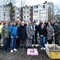 Im Beisein von Vertreterinnen und Vertretern des Rates und der Gesellschafterversammlung so-wie Mitarbeitenden der Stadt Arnsberg legte heute Nachmittag Bürgermeister Ralf Paul Bittner zusammen mit dem Geschäftsführer der Neues Freizeitbad Arnsberg GmbH, Bernd Löhr, den Grundstein für das neue Lehrschwimmbecken, das geplant bis Herbst 2025 „Auf der Alm“ in Arnsberg“ fertig gestellt sein soll.