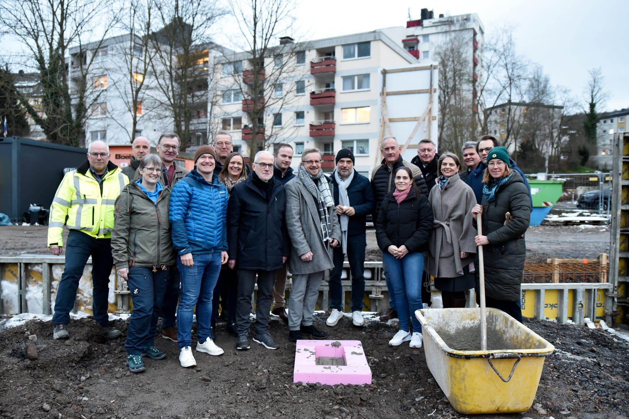 Im Beisein von Vertreterinnen und Vertretern des Rates und der Gesellschafterversammlung so-wie Mitarbeitenden der Stadt Arnsberg legte heute Nachmittag Bürgermeister Ralf Paul Bittner zusammen mit dem Geschäftsführer der Neues Freizeitbad Arnsberg GmbH, Bernd Löhr, den Grundstein für das neue Lehrschwimmbecken, das geplant bis Herbst 2025 „Auf der Alm“ in Arnsberg“ fertig gestellt sein soll.