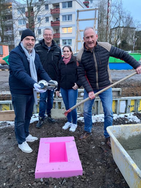 
Bürgermeister Ralf Paul Bittner, Bernd Löhr, Geschäftsführer der Neues Freizeitbad Arnsberg GmbH, Anna-Lena Brand, 1. Vorsitzende vom Stadtsportverband Arnsberg, sowie Peter Blume, stellvertretender Bürgermeister, versenkten gemeinsam die Zeitkapsel auf der Baustelle des neuen Lehrschwimmbeckens „Auf der Alm“ in Arnsberg.