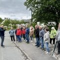 279025P Viele interessierte Bürgerinnen und Bürger nahmen am 3. Mai 2024 am Spaziergang mit Bürgermeister Ralf Paul Bittner durch die Siedlung Rumbecker Holz teil.