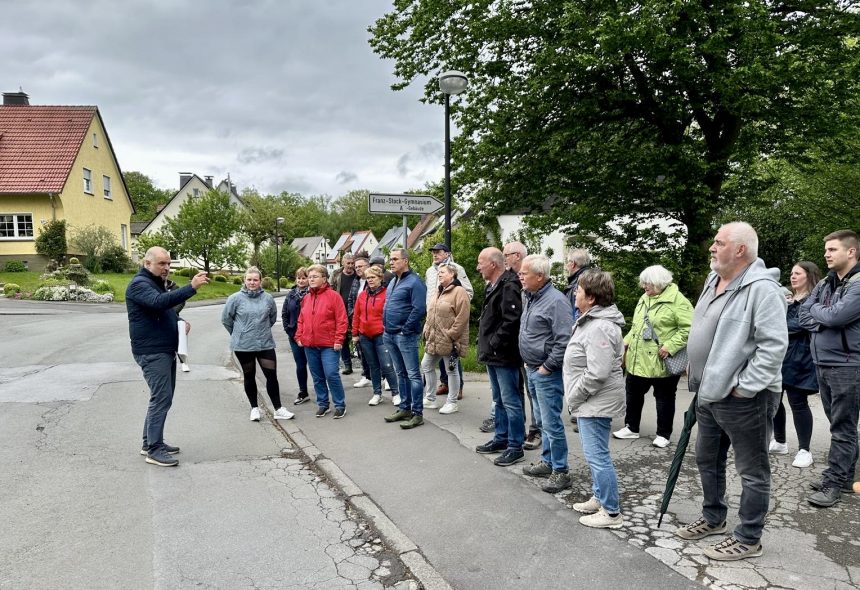 279025P
Viele interessierte Bürgerinnen und Bürger nahmen am 3. Mai 2024 am Spaziergang mit Bürgermeister Ralf Paul Bittner durch die Siedlung Rumbecker Holz teil.