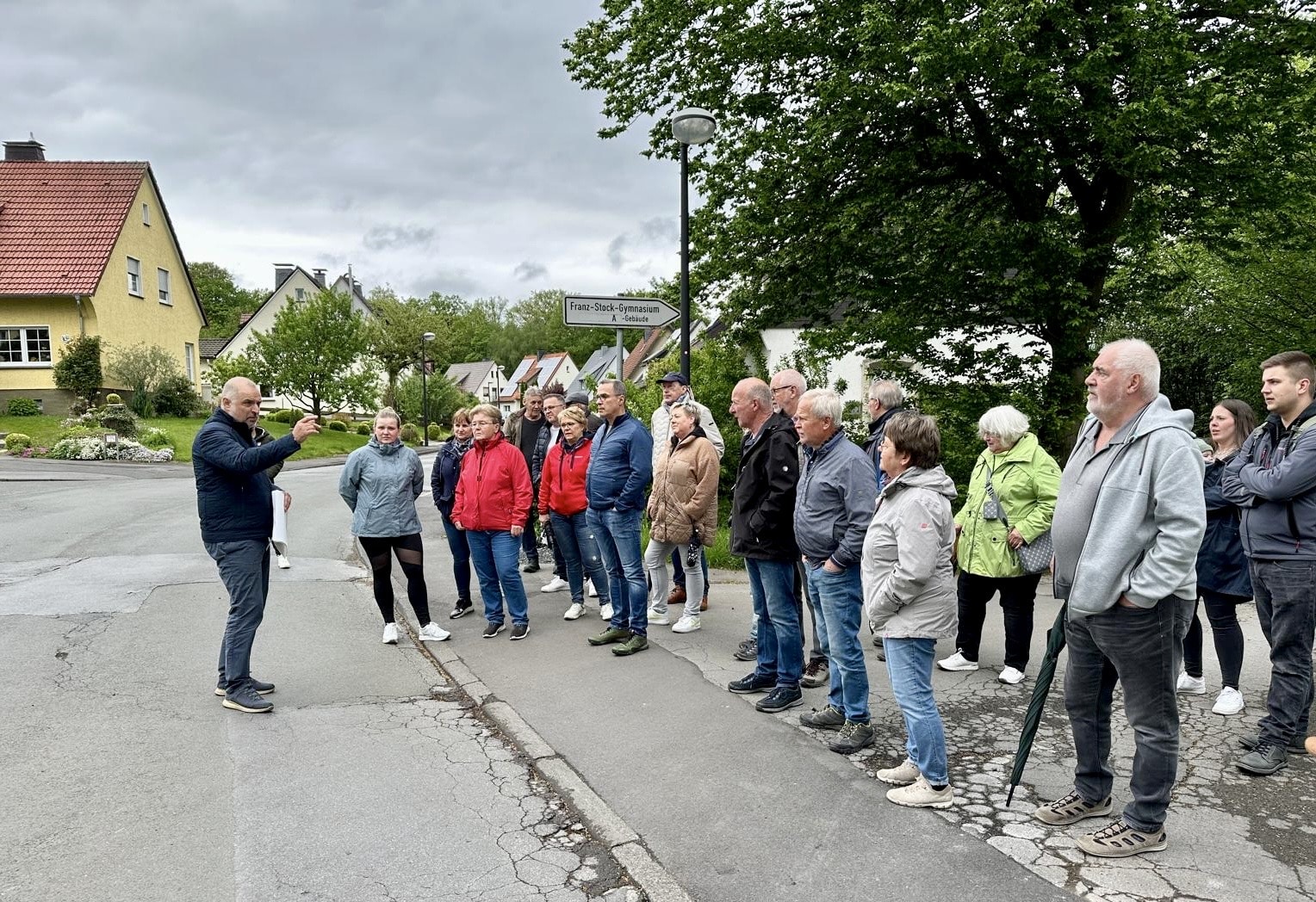 279025P Viele interessierte Bürgerinnen und Bürger nahmen am 3. Mai 2024 am Spaziergang mit Bürgermeister Ralf Paul Bittner durch die Siedlung Rumbecker Holz teil.