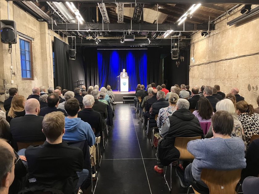 Bürgermeister Ralf Paul Bittner begrüßt die Gäste zur Verleihung der NRW-Ehrenamtskarten in der KulturSchmiede Arnsberg.