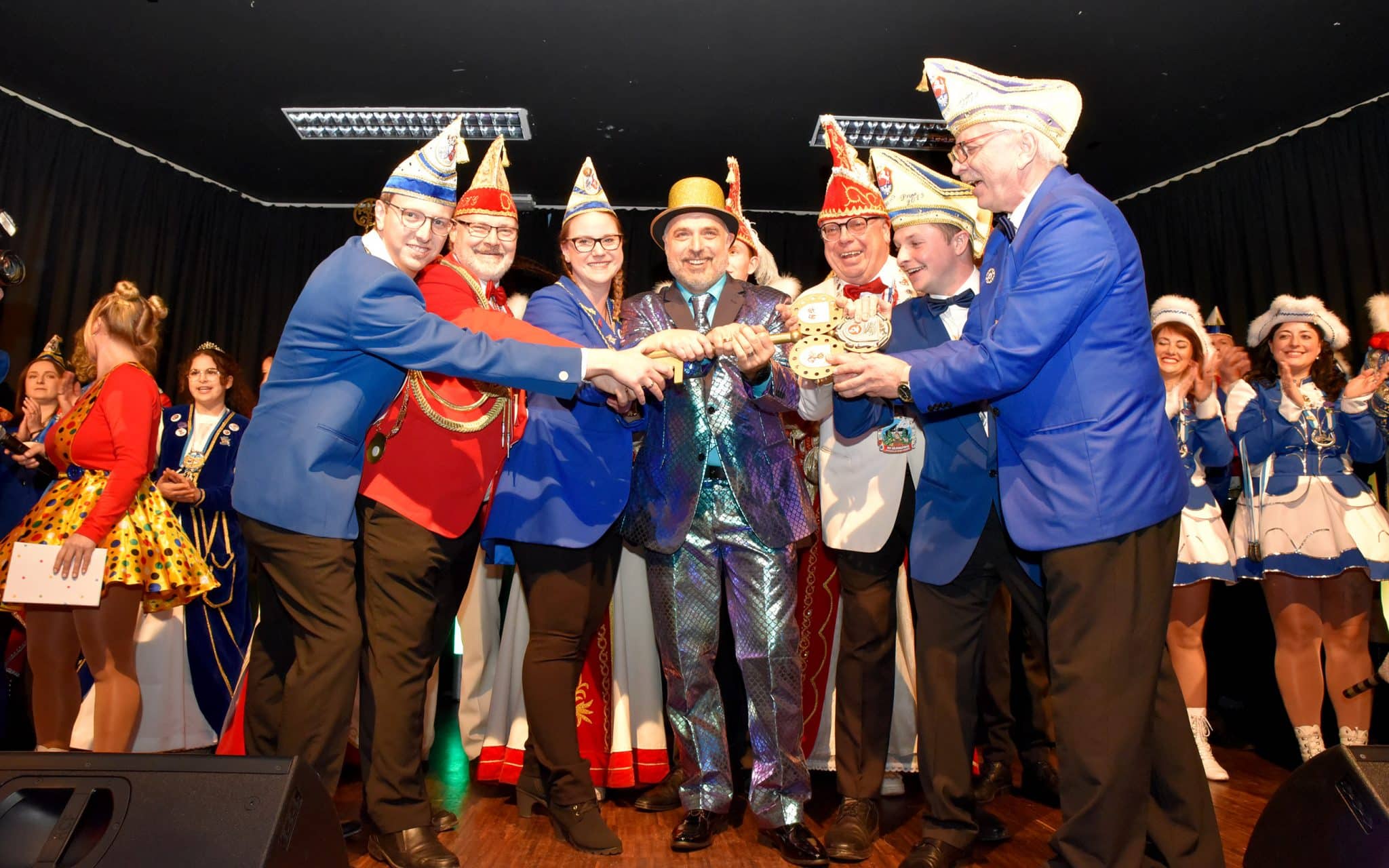 Die Stadt Arnsbrg freut sich in diesem Jahr zu Weiberfastnacht am Donnerstag, 27. Februar, mit den Arnsberger Karnevalsgesellschaften sowie den Bürgerinnen und Bürgern in der Festhalle Promenade feiern zu können. Das Foto zeigt den "Rathaussturm" aus 2024.