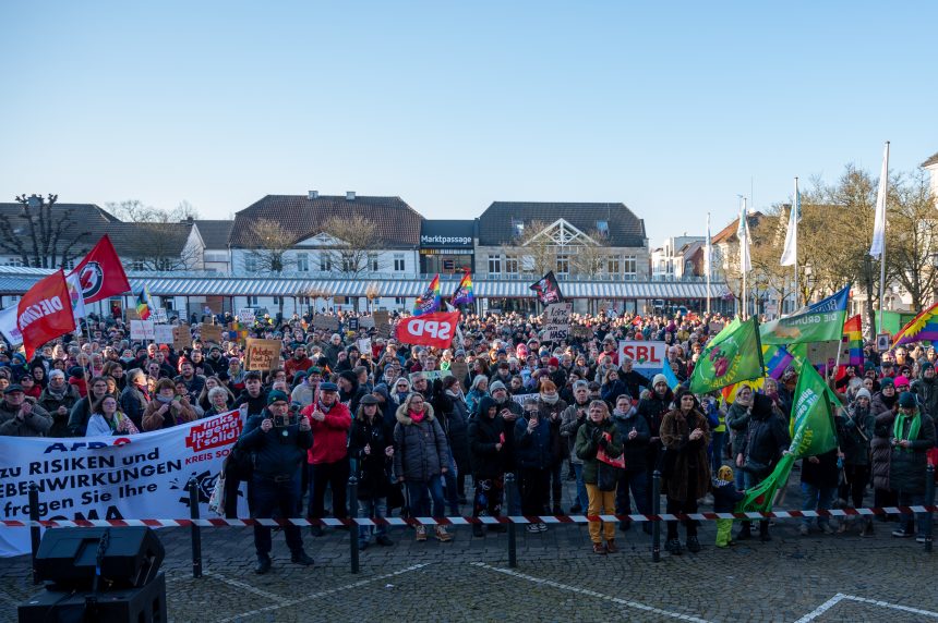 Demonstratnten gegen rechtsruck auf dem Neheimer Markt