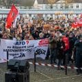 Demonstratnten gegen rechtsruck auf dem Neheimer Markt