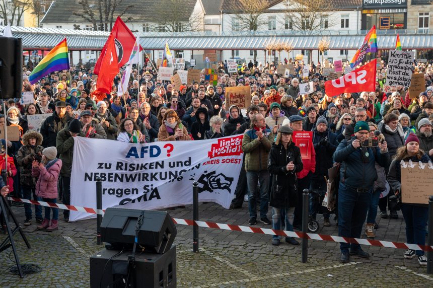 Demonstratnten gegen rechtsruck auf dem Neheimer Markt
