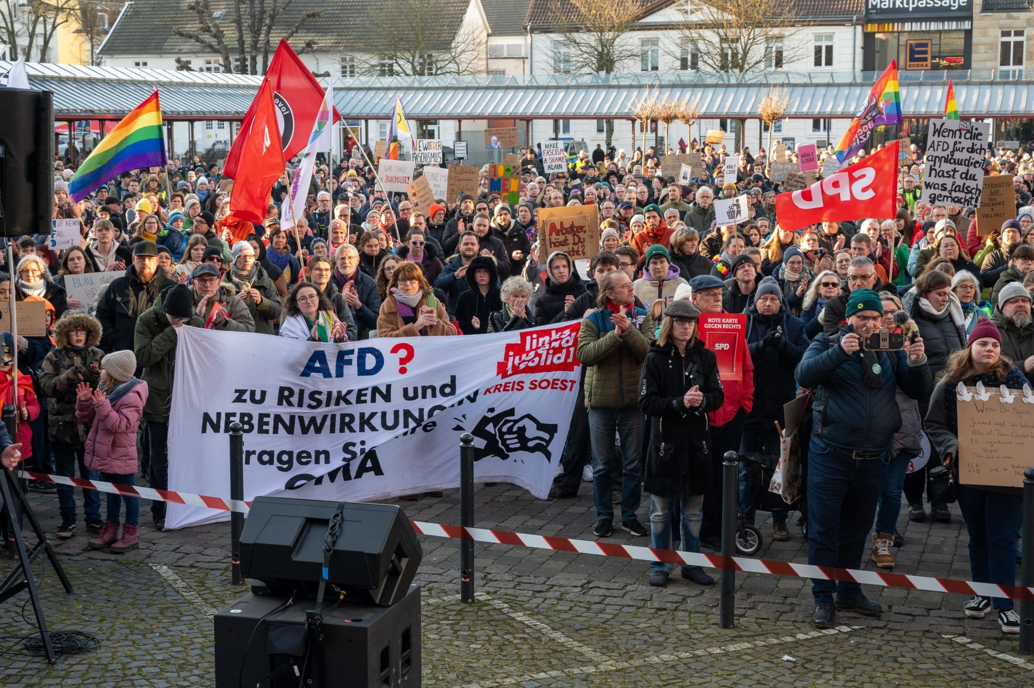 Demonstratnten gegen rechtsruck auf dem Neheimer Markt