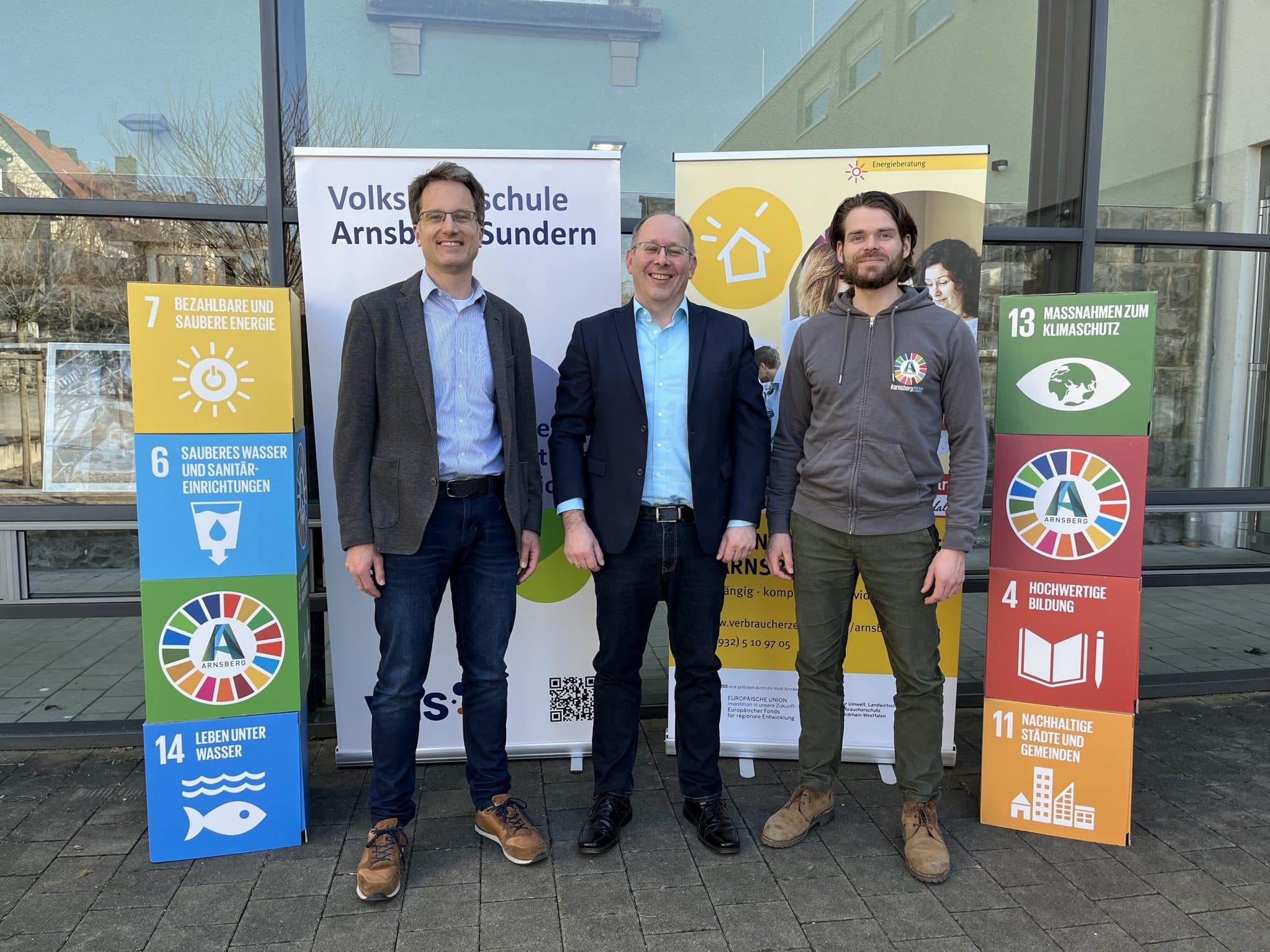 v.l.: Dr. Tobias Schule (vhs Arnsberg-Sundern), Carsten Peters (Verbraucherzentrale) und Philipp Loerwald-Noeke (Stadt Arnsberg) präsentieren das neue Weiterbildungsangebot "Lokale Klimamacher:innen".
