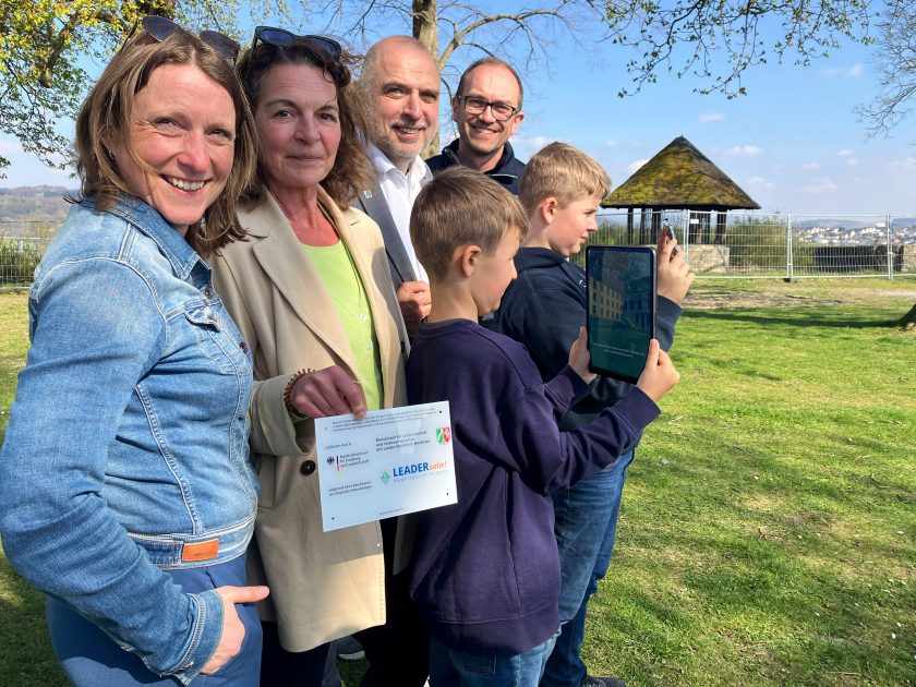 Bürgermeister Ralf Paul Bittner (2.v.re.) stellte jetzt auf dem Arnsberg Schlossberg zusammen mit Annika Kabbert (LEADER), Annette Baumeister (Stadtmarketing) und Frank Holthaus (LEADER) die Funktionen der neuen Schlossberg App vor. Michel und Hannes haben sie schon mal staunend ausprobiert. (Foto: Stadt Arnsberg)