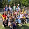 Im Beisein von Dezernatsleiter Michael John und Fachdienstleiter Fabian Schrieck übergab Bürgermeister Ralf Paul Bittner die neue Kita Löwenzahn im Stadtteil Oeventrop im Beisein von Kindern aus der Einrichtung. (Copyright: Stadt Arnsberg)