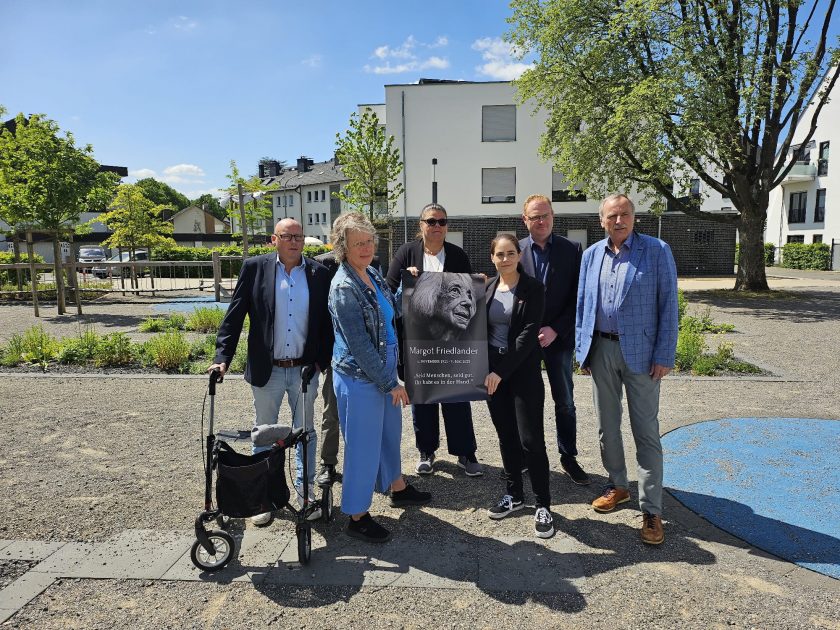 Pressetermin am zentralen Platz im neuen Wohnquartier "Am Müggenberg" in Neheim