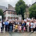 Bürgermeister Ralf Paul Bittner gratulierte im Beisein von Mitarbeitenden des Fachdienstes Integration und Zuwanderung den neuen deutschen Staatsangehörigen, die mit der Verleihung der Urkunde eingebürgert wurden. (Foto: Stadt Arnsberg)
