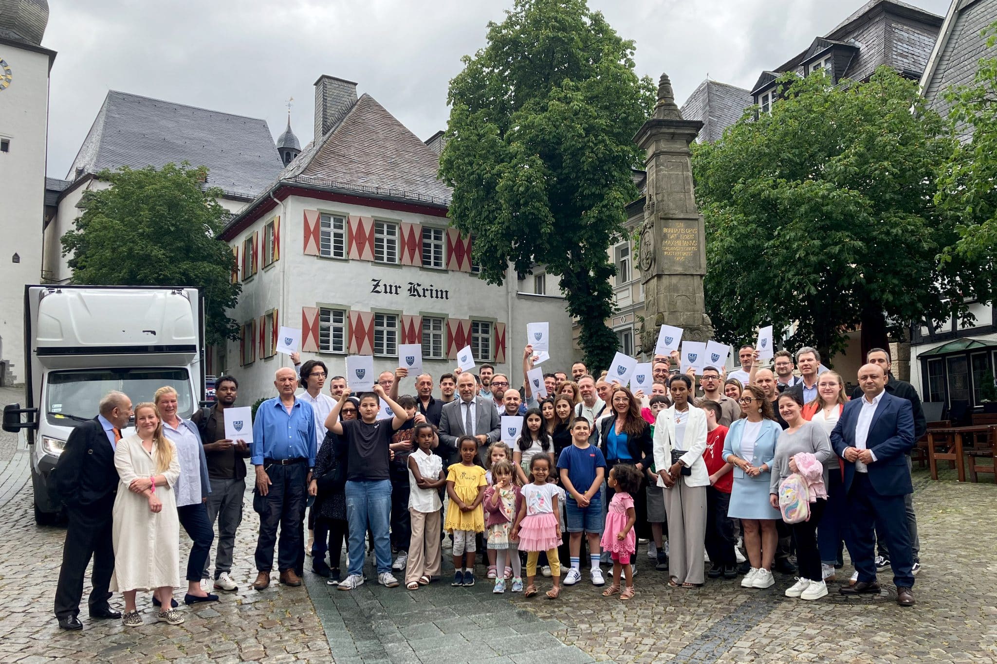 Bürgermeister Ralf Paul Bittner gratulierte im Beisein von Mitarbeitenden des Fachdienstes Integration und Zuwanderung den neuen deutschen Staatsangehörigen, die mit der Verleihung der Urkunde eingebürgert wurden. (Foto: Stadt Arnsberg)