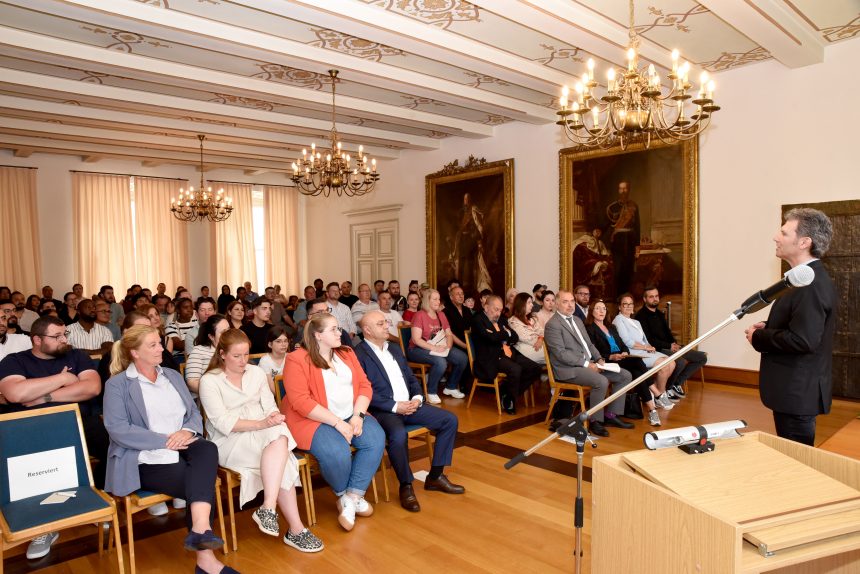 Im Rittersaal des Alten Rathauses in Arnsberg verfolgten zahlreiche Gäste der Einbürgerungsfei-er die Übergabe der Urkunden durch Bürgermeister Ralf Paul Bittner. (Foto: Stadt Arnsberg)