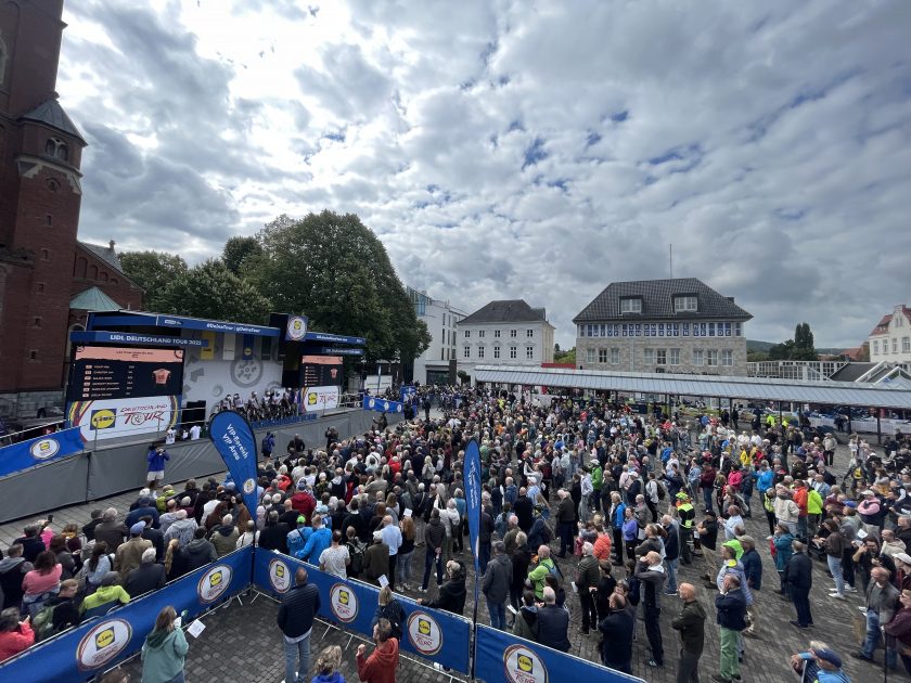 Lidl Deutschland Tour 2025 - Menschen auf dem Marktplatz (Foto: Stadt Arnsberg)