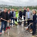 Freude über den Start der Arbeiten für die neue Rettungswache in Arnsberg – trotz des Regens: Christian Weicken, Weicken Architekten, Michaela Röbke, Dezernatsleitung Stadtentwick-lung|Bauen|Umwelt|Mobiliät, Bürgermeister Ralf Paul Bittner, Julia Luig, Rettungsdienst Stadt Arnsberg, Dennis Pingel, Leitung Feuerwehr Stadt Arnsberg, Stephan John, Feuerwehr Stadt Arnsberg, Christopher Hilverling, Erster Beigeordneter der Stadt Arnsberg, sowie Lydia Eichler, Projektleitung Gebäudemanagement Stadt Arnsberg.