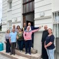 Bürgermeister Ralf Paul Bittner zeigte sich zur Anbringung der Denkmalplakette an der Villa Cossack hocherfreut und lobte Einsatz, Engagement und Durchhaltevermögen der Eigentümerfamilie.
