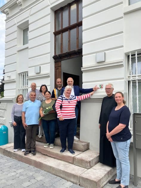 Bürgermeister Ralf Paul Bittner zeigte sich zur Anbringung der Denkmalplakette an der Villa Cossack hocherfreut und lobte Einsatz, Engagement und Durchhaltevermögen der Eigentümerfamilie. (Copyright: Stadt Arnsberg)