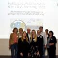 Freuen sich über einen gelungenen Fachtag „OGS im Wandel“: Esther von Kuczkowski (Leitung Dezernat Bildung|Kultur|Sport), Simone Schüttler (Projektleitung), Silke Lakrabi (Schulleitung GGS Fröndenberg), Michael John (Leitung Dezernat Jugend|Familie|Soziales| Integrati-on|Gesundheit), Becker (Leitung OGS Fröndenberg), Dr. Ilse Kamski (Schulentwicklungsforscherin), Philipp Schulte (Schulentwicklungs- und OGS-Planer), Andrea Blome (Moderatorin) und Heidi Appelhans (Fachdienstleitung Schule). OGS Fachtag 2025 (Copyright: Stadt Arnsberg)