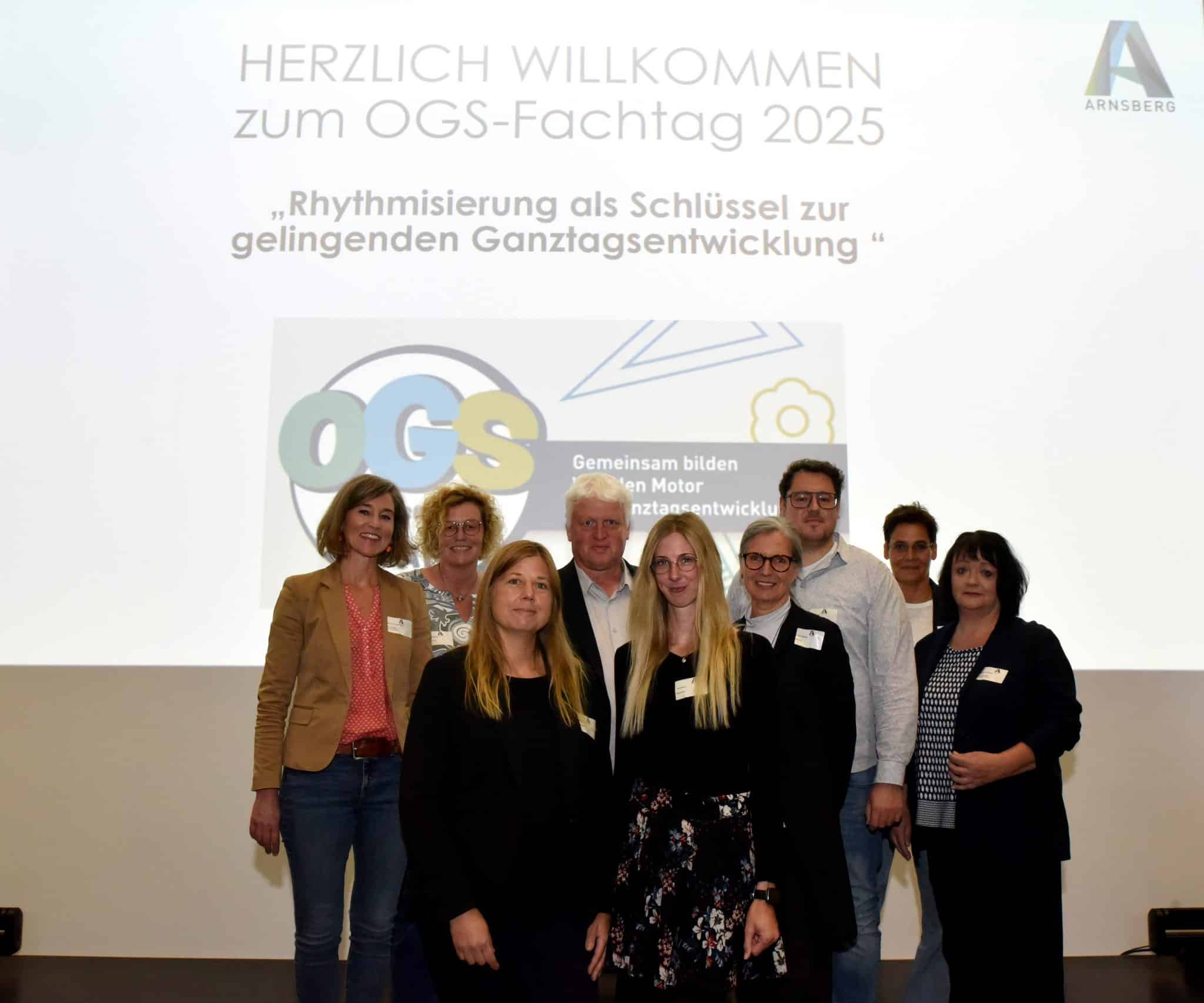 Freuen sich über einen gelungenen Fachtag „OGS im Wandel“: Esther von Kuczkowski (Leitung Dezernat Bildung|Kultur|Sport), Simone Schüttler (Projektleitung), Silke Lakrabi (Schulleitung GGS Fröndenberg), Michael John (Leitung Dezernat Jugend|Familie|Soziales| Integrati-on|Gesundheit), Becker (Leitung OGS Fröndenberg), Dr. Ilse Kamski (Schulentwicklungsforscherin), Philipp Schulte (Schulentwicklungs- und OGS-Planer), Andrea Blome (Moderatorin) und Heidi Appelhans (Fachdienstleitung Schule). OGS Fachtag 2025 (Copyright: Stadt Arnsberg)