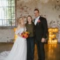Ein glückliches Paar mit Hochzeitsplanerin Kimberly Hustadt (Foto: Kim Woolf Photography | kimwoolf.com)