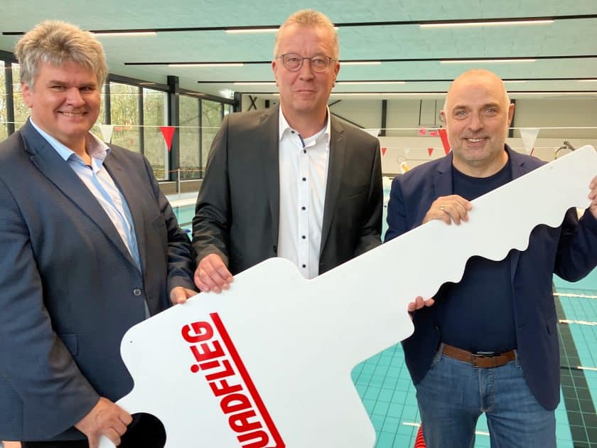 Stadtkämmerer Rainer Schäferhoff, NASS-Geschäftsführer Bernd Löhr und Bürgermeister Ralf Paul Bittner übergaben am Sonntag das neue Schul- und Vereinsbad "Auf der Alm" im Stadtteil Arnsberg. (Copyright: Stadt Arnsberg)