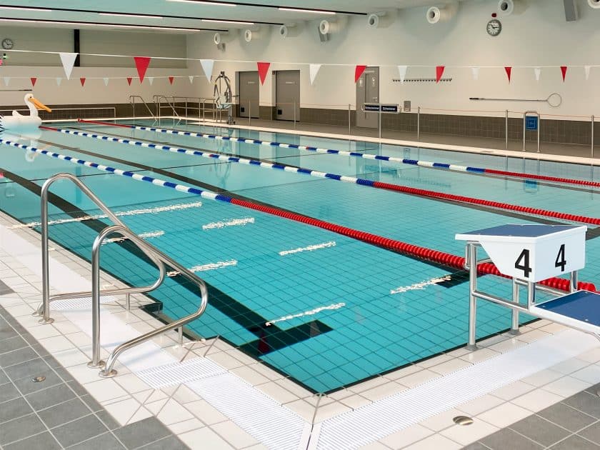 Das neue Schul- und Vereinsbad "Auf der Alm" ist barrierefrei eingerichtet und bietet mit seinem 25-Meter-Becken viele Optionen für den Schul- und Vereinssport in Arnsberg. (Copyright: Stadt Arnsberg)