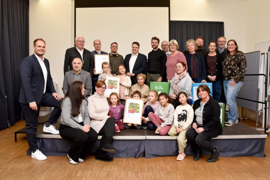 Der Arnsberger Bürgermeister Ralf Paul Bittner hat heute zusammen mit Johannes Kobeloer von der Fa. Westenergie sowie Vertreter:innen der Jury und Laudator:innen den Westenergie Umwelt- und Klimapreis der Stadt Arnsberg verliehen. Damit werden seit Jahren besondere Initiativen der Bewerber:innen gewürdigt. (Copyright: Stadt Arnsberg)