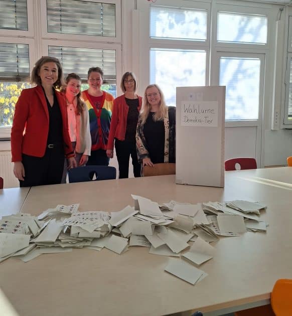 Zusammen mit der Leiterin des Dezernates Bildung, Kultur, Sport der Stadt Arnsberg, Esther von Kuczkowski (li.), unterstützen Praktikantin Rieke Cöppicus-Röttger, Daniela Dümpelmann, Sylvia Hölter und Imke Moeckel von der Stadt Arnsberg von der Stadt Arnsberg die Auszählung der über 1.800 Stimmzettel für die Wahl des "DemokraTIER"s. (Foto: Stadt Arnsberg)