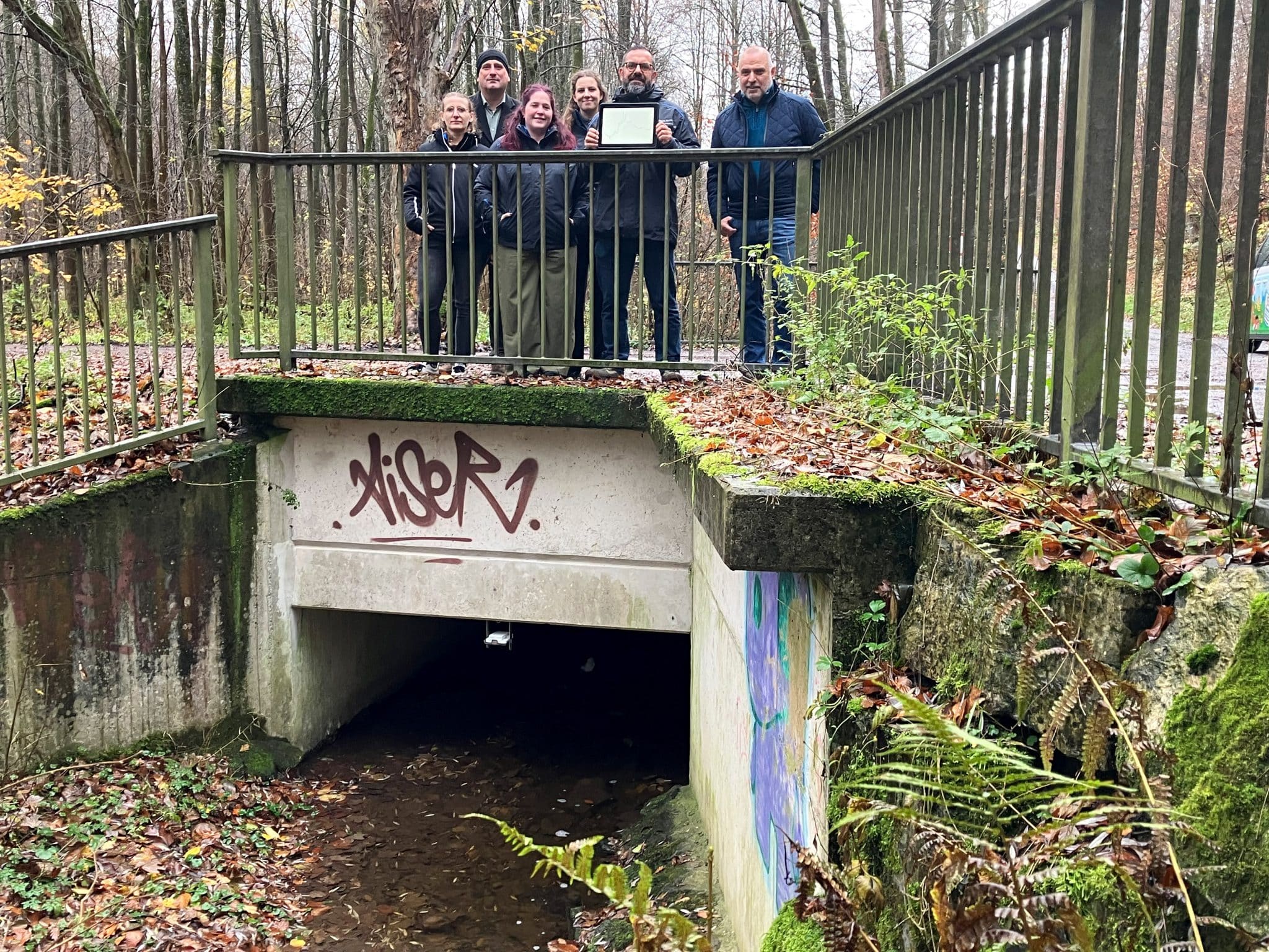 Im Beisein von Bürgermeister Ralf Paul Bittner (re.) stellten jetzt Gea Federici, Elmar Kettler, Yvonne Kaiser, Lea Schowe und Sebastian Witte von der Stadt Arnsberg das im Rahmen von Smart City realisierte Hochwasser-Monitoring in Arnsberg vor. (Copyright: Stadt Arnsberg)